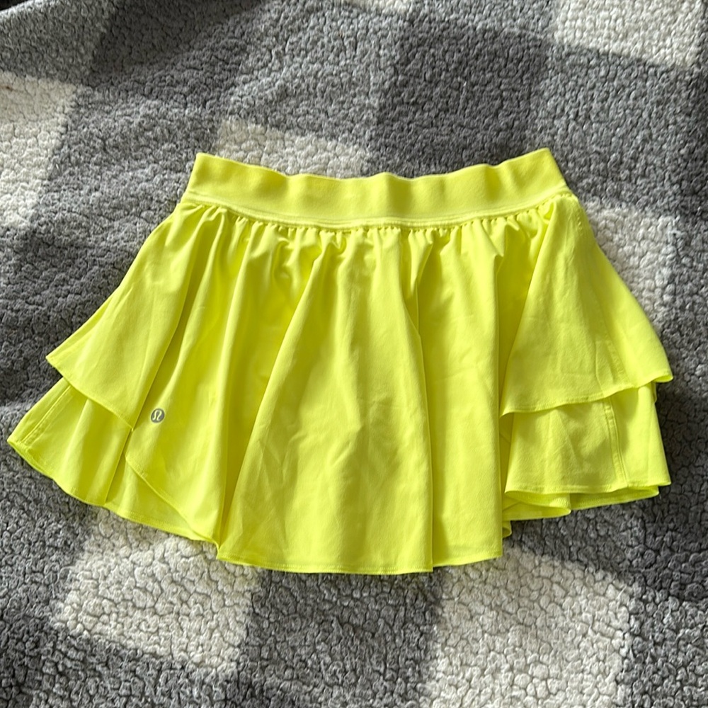Lululemon size 8 high rise skort EUC neon yellow. Court High Rise Rival Skort